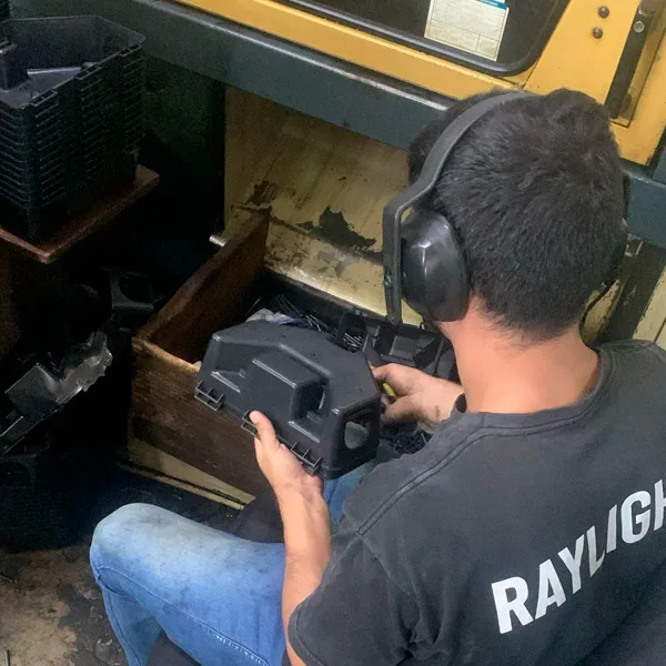 Operador finalizando um porta isca na fábrica da Raylight